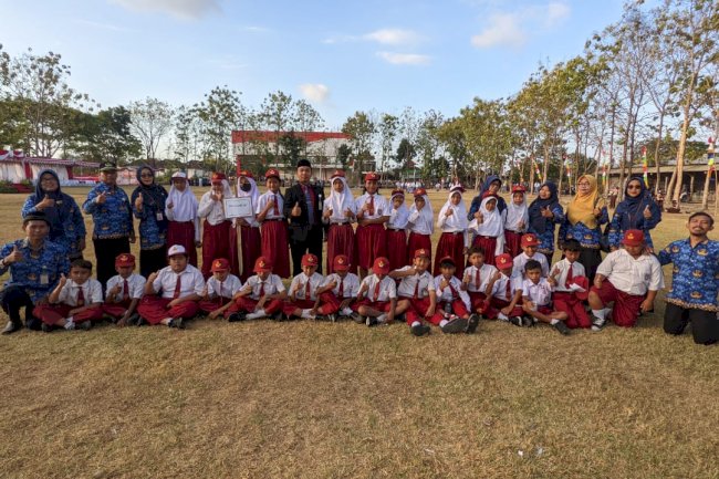 Mengikuti Upacara Penurunan Bendera di Kecamatan Trucuk