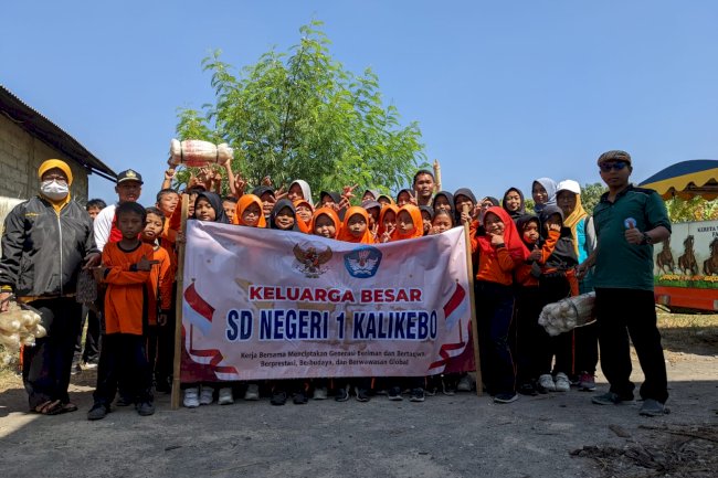 Siswa SDN 1 Kalikebo Memperdalam Pengetahuan di Pabrik Mie Soun dalam Kegiatan Outing Class