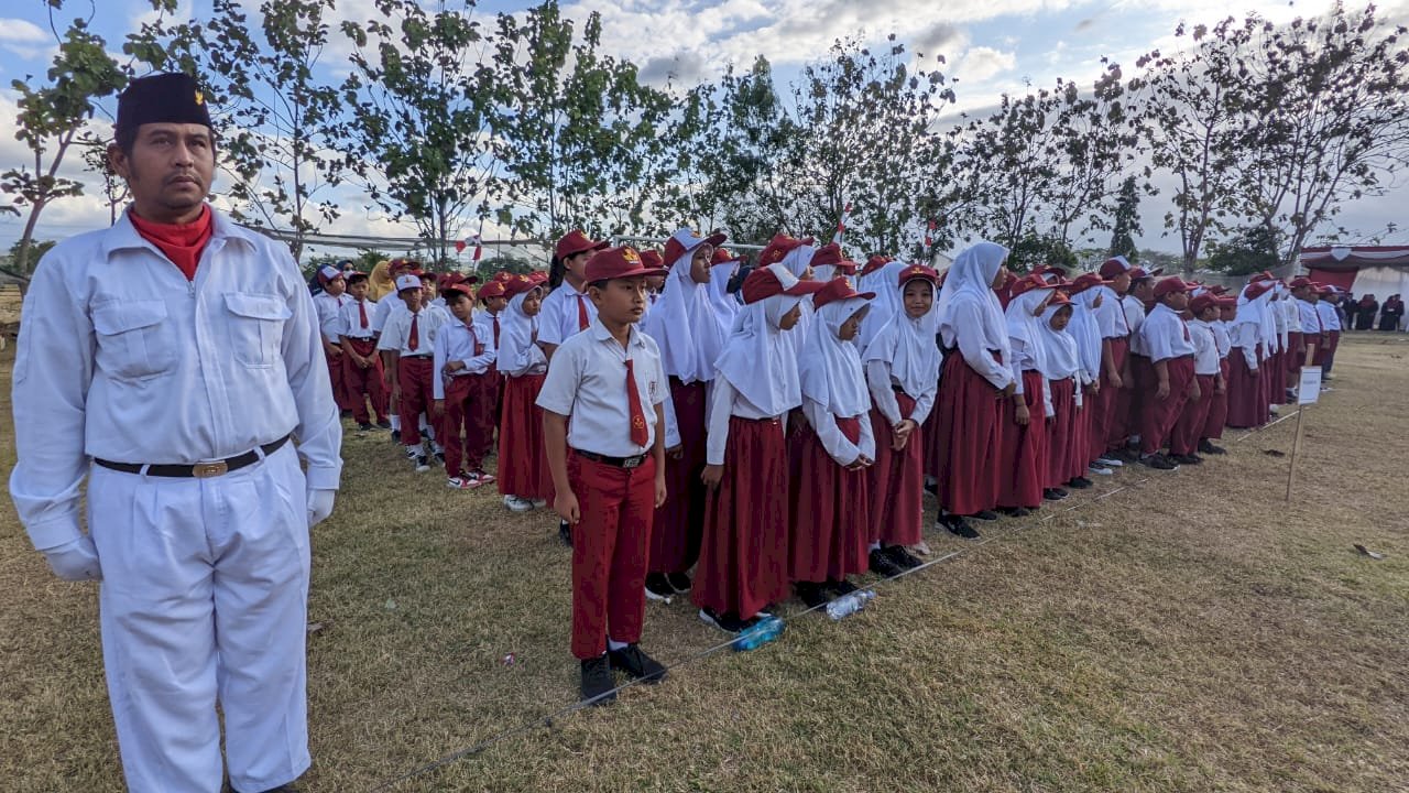 Mengikuti Upacara Penurunan Bendera di Kecamatan Trucuk