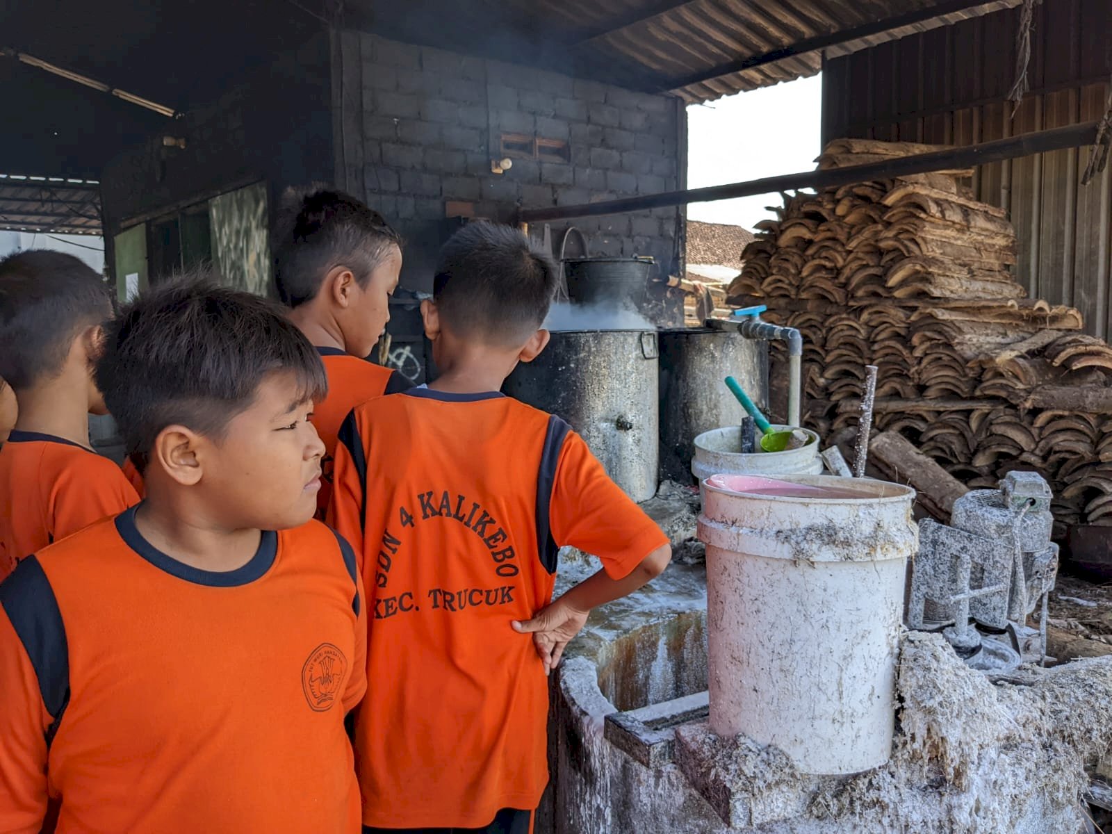 Siswa SDN 1 Kalikebo Memperdalam Pengetahuan di Pabrik Mie Soun dalam Kegiatan Outing Class