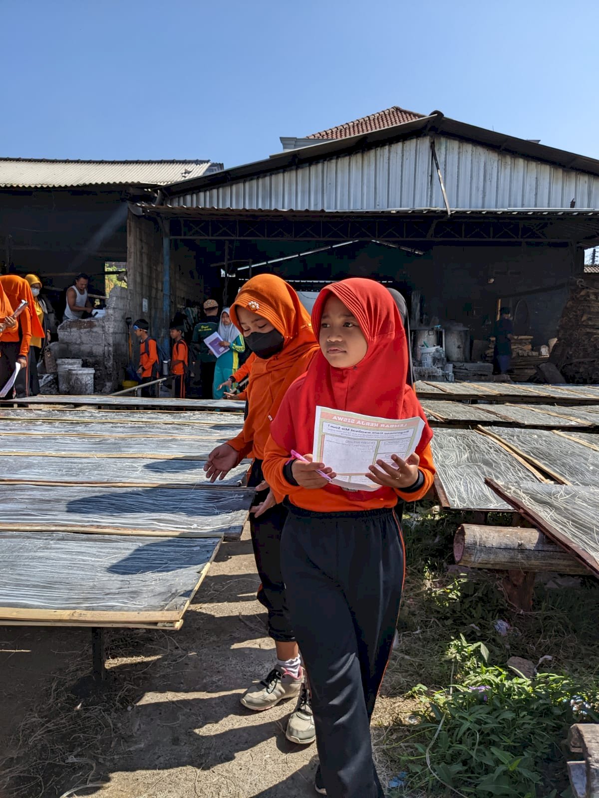 Siswa SDN 1 Kalikebo Memperdalam Pengetahuan di Pabrik Mie Soun dalam Kegiatan Outing Class