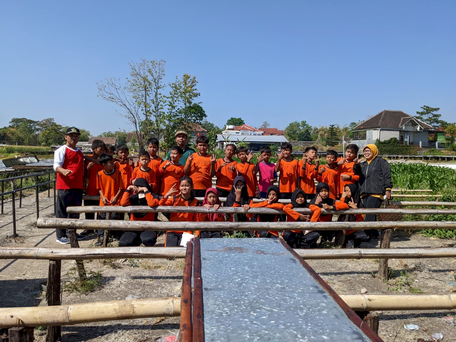 Siswa SDN 1 Kalikebo Memperdalam Pengetahuan di Pabrik Mie Soun dalam Kegiatan Outing Class