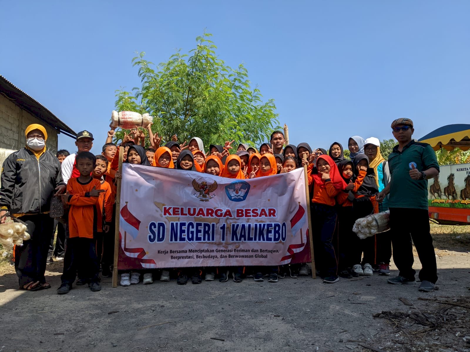 Siswa SDN 1 Kalikebo Memperdalam Pengetahuan di Pabrik Mie Soun dalam Kegiatan Outing Class